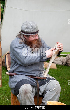 Reenactor de la période médiévale le travail du bois à la Rock of Ages festival au Château de Dumbarton, en Ecosse Banque D'Images