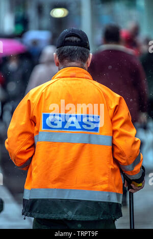 Cadent Gas, ingénieur en gaz, échantillonnage de l'air sur la chaussée à l'aide d'un détecteur de photo-ionisation dans les rues de Preston, Lancashire, Royaume-Uni. Banque D'Images