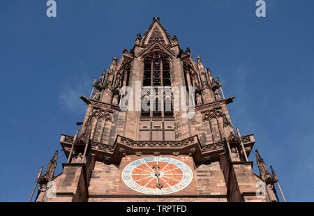 Freiburg im Breisgau, Münster Unserer Lieben Frau, Turm mit Uhr, Westseite von unten Banque D'Images