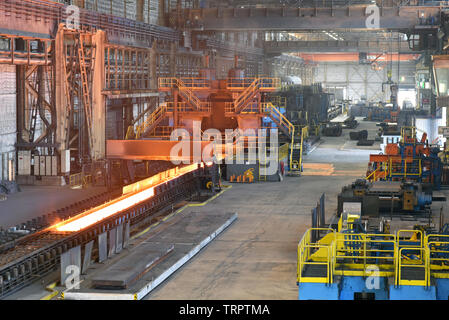 Machine avec convoyeur à bande avec ossature métallique brillant dans la ligne de production d'une aciérie Banque D'Images