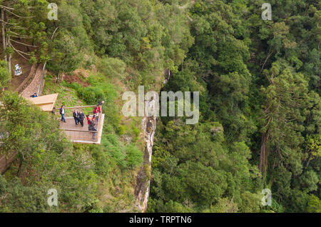 CANELA , Brésil - 12 mai 2019. Les touristes l'observation d'un escargot (cascade Cascade de Caracol) dans la région de park Lookout. Banque D'Images