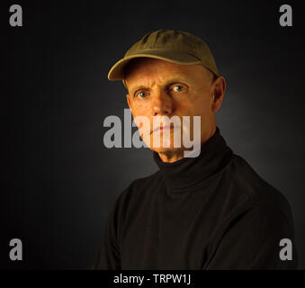 Un portrait d'un homme portant une casquette de baseball Banque D'Images