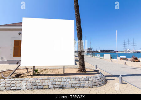 Blank billboard des maquettes à côté de la mer Banque D'Images