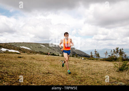 Iremel, Russie - 1 juin 2019 : l'athlète sous Mountain Trail Runner sur plateau en bonne santé que l'orignal marathon Banque D'Images