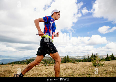 Iremel, Russie - 1 juin 2019 : athlète runner sous mountain trail fond bleu ciel en bonne santé que l'orignal marathon Banque D'Images