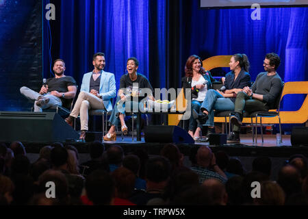 Bonn, Allemagne - le 8 juin 2019 : Wes Chatham, Cas Anvar, Shohreh Aghdashloo Tipper, Dominique, Frankie Adams et Steven Strait à la FedCon 28 Banque D'Images