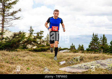 Iremel, Russie - 1 juin 2019 : homme runner sous mountain trail sur plateau en bonne santé que l'orignal marathon Banque D'Images