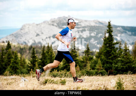 Iremel, Russie - 1 juin 2019 : runner running sur fond de forêt et montagne à marathon sain que l'orignal Banque D'Images