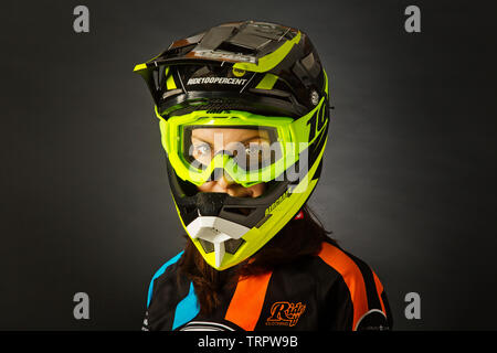 Un portrait d'un rider BMX portant un casque Banque D'Images