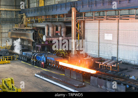 Machine avec convoyeur à bande avec ossature métallique brillant dans la ligne de production d'une aciérie Banque D'Images