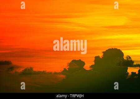 Coucher de soleil nuages orange multicolore et soleil sur fond de ciel Banque D'Images