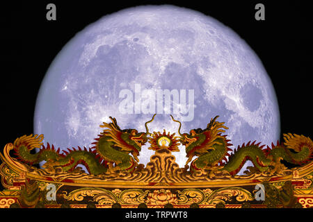 Super snow moon retour haut de toit porte de dragon ciel nocturne, des éléments de cette image fournie par la NASA Banque D'Images