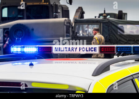 Voiture de police militaire britannique avec clignotement des feux bleu Banque D'Images