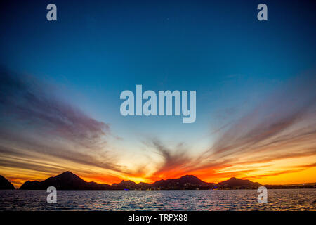 Magnifique Coucher de marins avec des montagnes silhouets. Mer au large de la côte de Cabo San Lucas. Golfe de Californie (aussi connu sous le nom de mer de Cortez Mer, o Banque D'Images