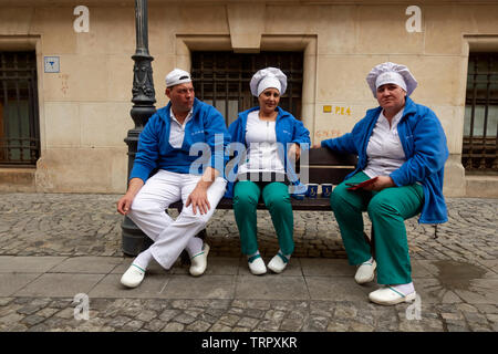 Personnel de restauration de la Caru' cu Bere bar et restaurant en prenant une pause. Bucarest, Roumanie. Banque D'Images