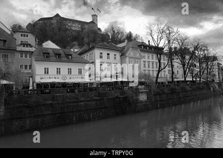 Les vieux bâtiments sur les rives de la rivière Ljubljanica, ville de Ljubljana, Slovénie, Europe Banque D'Images