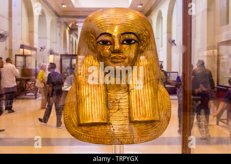 Le Caire, Égypte - le 19 avril 2019 : masque funéraire de Pharaon, exposés dans le musée des antiquités égyptiennes au Caire Banque D'Images