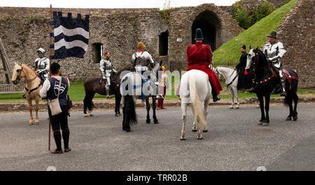 Un groupe de Chevalier à cheval en armure complète étant prêt pour un tournoi de joutes au château de Douvres, Août 2018 Banque D'Images