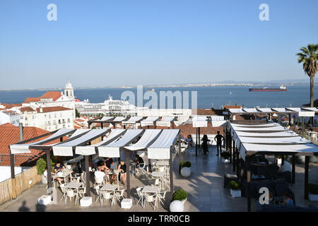 Bateau de croisière MS Europa au terminal de croisière de Largo das Portas do Sol, Lisbonne, Portugal, Juin 2019 Banque D'Images