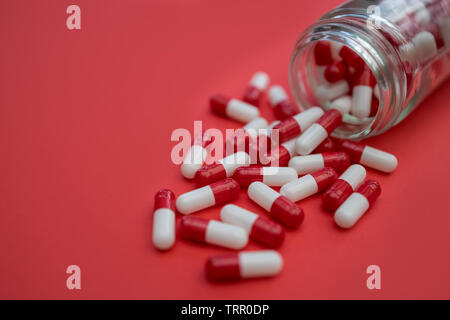 Capsules comprimés médicaments sur fond de couleur bleu Banque D'Images