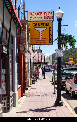 Williams, Arizona, USA : le 24 mai 2019 : Street view avec des boutiques de souvenirs et des néons des panneaux dans Williams, l'une des villes sur la célèbre route 66 Banque D'Images