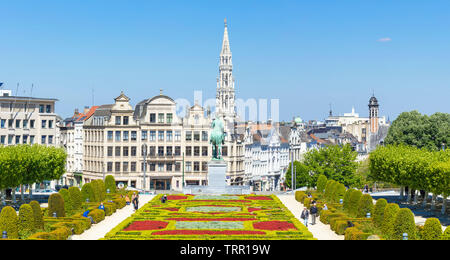 Bruxelles Personnes errant dans les jardins du Mont des Arts Kunstberg Bruxelles Belgique eu Europe Banque D'Images