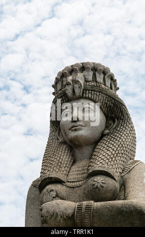 Egypte sculpture style dans le fond de ciel nuageux Banque D'Images