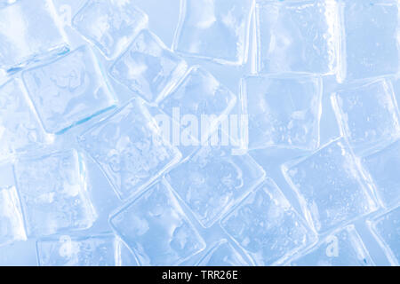 Des cubes de glace, de l'économiseur d'écran froid ingrédient pour des cocktails et des boissons dans la saison chaude Banque D'Images