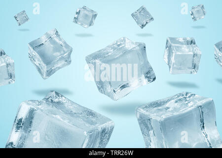 Faire léviter des cubes de glace sur fond bleu, le froid, l'économiseur d'ingrédient pour des cocktails et des boissons dans la saison chaude Banque D'Images