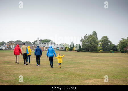 Balades en famille dans le parc de la pluie Banque D'Images