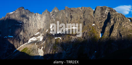 Vue panoramique sur Trollveggen, ou le mur de Trolltindene, et les sommets Trolltindene dans la vallée de Romsdalen, Rauma kommune, Møre og Romsdal, Norvège. Banque D'Images