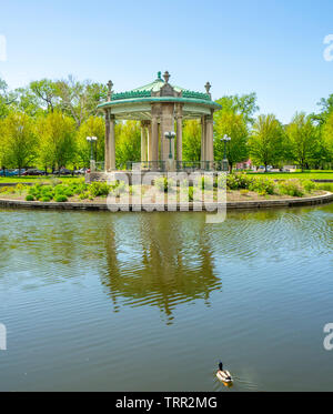 Nathan Frank Kiosque une rotonde sur une île au milieu d'un lac dans la région de Forest Park St Louis Missouri USA. Banque D'Images