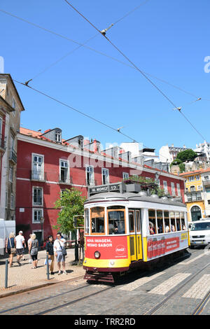 12E tram, Largo das Portas do Sol, Lisbonne, Portugal, Juin 2019 Banque D'Images
