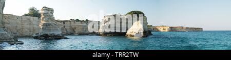 Torre Sant Andrea, nous sommes à Puglia dans le sud de l'Italie, vue panoramique sur les Faraglioni sur la côte Adriatique à Salento caractérisé par un calcaire Banque D'Images