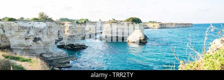 Torre Sant Andrea, nous sommes à Puglia dans le sud de l'Italie, vue panoramique sur les Faraglioni sur la côte Adriatique à Salento caractérisé par un calcaire Banque D'Images