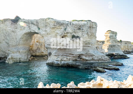 Vue sur les Faraglioni de Sant Andrea dans près de Salento Otranto, majestueux rochers à quelques mètres de la côte sud de l'Italie. Banque D'Images