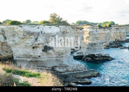 Vue sur les Faraglioni de Sant Andrea dans près de Salento Otranto, majestueux rochers à quelques mètres de la côte sud de l'Italie. Banque D'Images