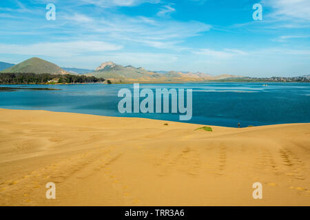 Morro Bay State Park, Californie. Dunes de sable, célèbre Morro Rock, et Morro Bay Harbor Banque D'Images