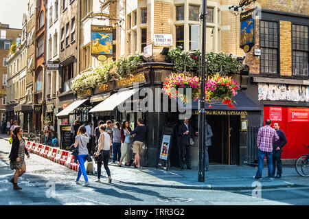 'Le Chien et canard', Londres, Royaume-Uni. London pub traditionnel à Soho avec l'un des plus célèbres et des intérieurs exquis. Banque D'Images