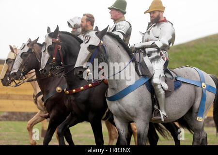 Quatre chevaliers en armure complète démontrant leur équitation compétences, lors d'un tournoi de joutes English Heritage à Château de Douvres, août 201 Banque D'Images