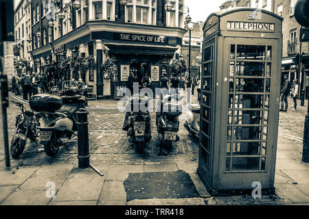 Cabine téléphonique en face de "l'épice de la vie', London, UK Banque D'Images