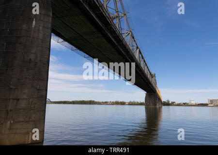 Louisville, Kentucky, USA - 13 Avril 2019 : Le Clark Memorial Bridge, US-31, Jeffersonville sur l'arrière-plan. Banque D'Images