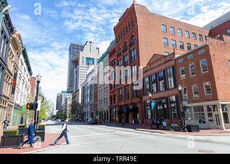 Louisville, Kentucky, USA - 13 Avril 2019 : Les gens de marcher sur la rue Principale ouest, parmi les anciens bâtiments au centre-ville Banque D'Images