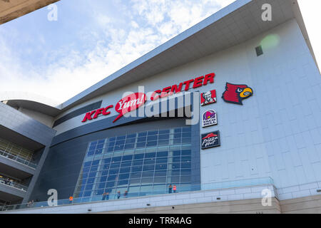 Louisville, Kentucky, USA - 13 Avril 2019 : Le KFC YUM ! Centre, accueille les jeux cardinaux de l'Université de Louisville Banque D'Images