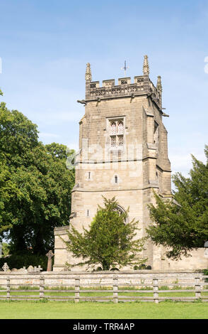 La tour de l'église All Saints, dans le Nord, Slingsby Yorkshire, Angleterre, Royaume-Uni Banque D'Images