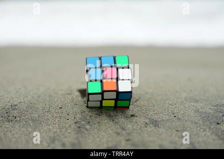 Banda Aceh, Indonésie - juin 8, 2019 : Classique Rubik Cube sur une plage de sable Banque D'Images