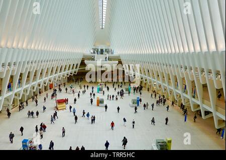 Matin, les navetteurs se précipiter par l'intérieur de l'Oculus World Trade Center transportation hub à Westfield Shopping Mall, New York, NY, USA Banque D'Images