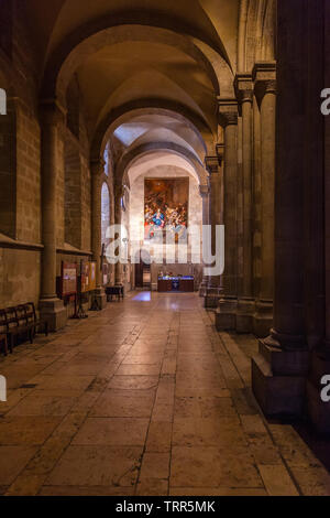 Intérieur de la Cathédrale de Lisbonne ou le Se de Lisboa aka Santa Maria Maior, église, le Portugal. Allée roman parallèle à la nef avec arches arrondies Banque D'Images