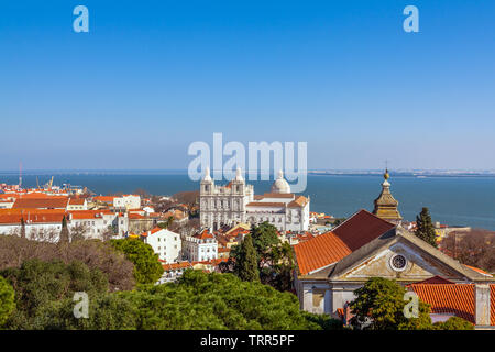 Lisbonne, Portugal. Le monastère de São Vicente de Fora, dôme de Panteao Nacional aka Panteon National et le fleuve Tage. Santa Cruz do Castelo église dans foregr Banque D'Images