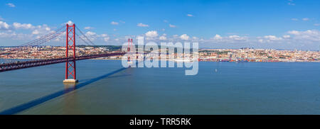 Lisbonne, Portugal. Ponte 25 de Abril Suspension Bridge avec Lisbonne en arrière-plan. Relie les villes de Lisbonne et Almada sur le Tage. Banque D'Images